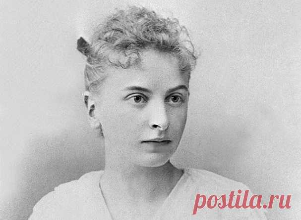 Инесса Арманд вошла в российскую историю не иначе как «любовница революции». Для Владимира Ленина и Надежды Крупской она была домоуправительницей, секретаршей, переводчицей и другом. В поисках сенсации историки и журналисты по косточкам разобрали их «тройственный союз», оставляя за кадром тяжелую судьбу самой революционерки.