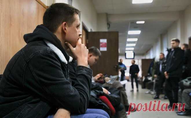 В Генштабе исключили отправку призывников в зону военной операции. Военных, которые подлежат весеннему призыву, не будут направлять в зону военной операции на Украине, сообщил начальник управления главного организационно-мобилизационного управления Генштаба контр-адмирал Владимир Цимлянский в эфире телеканала «Россия-24».