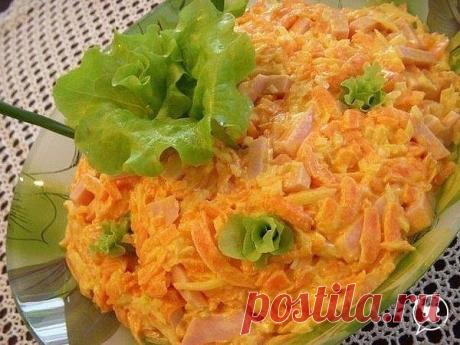Салат "Оранжик"

Очень вкусный салат. 
Нам понадобится: 
1 кг.моркови, 

2 средние луковицы( у меня были по 130-150 гр), 
300-350 гр.ветчины, 
майонез .

Почистить 1 кг моркови, потереть на крупной терке или на комбайне. На сковородку налить немного растительного масла и выложить морковь. Готовить(помешивая) на большом огне 5 минут,затем закрыть крышкой, сделать огонь ниже среднего и довести морковь до полной готовности. Оставить остывать. 2 средние луковицы мелко порезать...