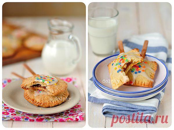 Поп-тартс. Поп-тартс или Pop-Tarts - это название популярного печенья с начинкой родом из Соединенных Штатов. Представляют собой два тонких хрустящих слоя песочного теста, между которыми заключена сладкая начинка. Начинки могут быть самыми разнообразными, и это печенье вкусно невероятно! Доказывают это ежегодные многомиллионные продажи. Но за таким печеньем не обязательно ехать в американский магазин, его очень легко сделать дома. А чтобы получилось не только вкусно, но и забавно, мы посадим его