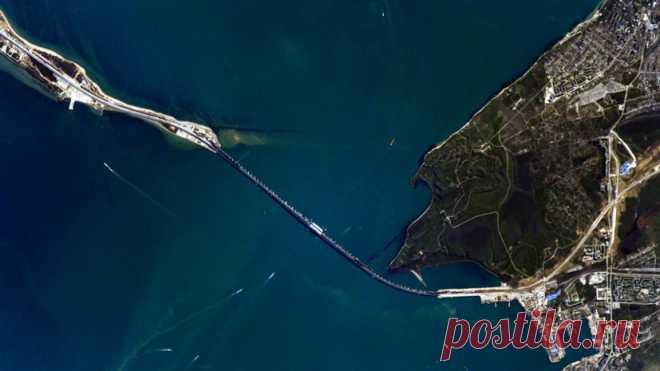 Российский космонавт сфотографировал с МКС Крымский мост  Российский космонавт Антон Шкаплеров, который находится на МКС, опубликовал фотографии Крымского моста, сделанные с орбиты.
