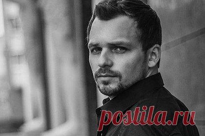 Умер Алексей Янин. Чем запомнился актер и что ему пришлось пережить. Вечером 19 сентября стало известно, что российский актер театра и кино Алексей Янин ушел из жизни в возрасте 40 лет. Восемь лет он боролся с последствиями инсульта, но так и не смог вернутся к обычной жизни. На счету актера — более 30 ролей в кино, каждая из которых запомнилась зрителям.