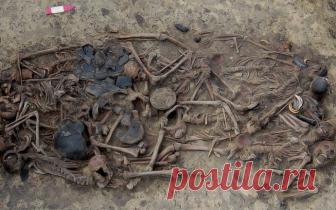 Раскрыта тайна массового убийства неолитической эпохи Массовое захоронение позднего неолита на юге Польши содержит останки 15 мужчин, женщин и детей, убитых ударом по голове и бережно захороненных. О