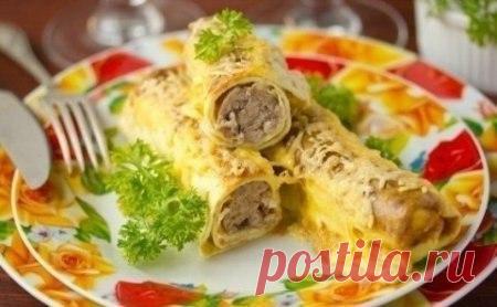 Яичные рулетики с мясной начинкой 

Ингредиенты 

Яйца 7 шт. 
Свиной фарш 500 г 
Лук 1-2 шт. 
Сыр твёрдый 100 г 
Сметана 4 ст. л. 
Соль 
Перец чёрный молотый 
Масло растительное 
Бульон куриный 350 мл 
Способ приготовления 

Яйцо разбиваем в тарелку, добавляем соль на кончике ножа и 1 ч. л. сметаны. Взбиваем вилкой, чтобы сметана хорошо разошлась. 
На разогретую сковороду с маслом выливаем яичную смесь и жарим блин с двух сторон — переворачиваем очень аккуратно, чтобы сохр...