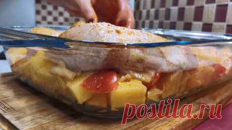 Запекаю курицу прямо на капусте с картошкой. Готовлю вместе и гарнир, и основное блюдо в духовке