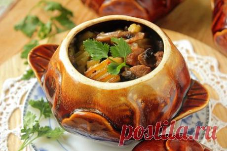Жаркое в горшочках с мясом, грибами и картошкой в духовке