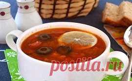 Солянка мясная 
Мужчинам не устоять!
Ингредиенты:
 Свинина мякоть - 300 г 
 Колбаса варено-копчёная - 150 г 
 Колбаса сырокопчёная - 100 г 
 Колбаски баварские - 150 г 
 Лук репчатый - 1 шт. 
 Огурцы солёные - 1-2 шт. 
 Томатная паста - 1 ст.л. 
 Вода - 2 л 
 Лавровый лист - 2 шт. 
 Перец - по вкусу 
 Соль - по вкусу 
 Маслины - 10 шт. 
 Рассол из маслин - 100 мл 
 Лимон - для подачи
Приготовление:
Солянка относится к традиционным русским супам, имеющим кисло-солёный вкус и густую консистенцию.