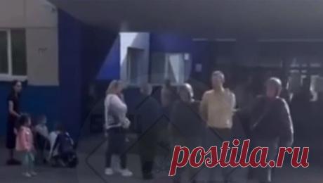 Мужчины ворвались в лицей в Уфе, люди начали эвакуироваться и баррикадироваться в классах. В Уфе двое мужчин ворвались в здание лицея, находившиеся там люди стали эвакуироваться и баррикадироваться в классах. Об этом сообщает Telegram-канал &quot;БашДТП&quot;. По информации Telegram-канала, инцидент произошел в лицее N6. Двое ...