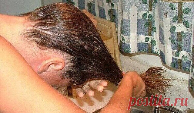 Смазав волосы перекисью, она даже не надеялась, что результат будет настолько хорош!Перекись водорода станет твоей незаменимой помощницей после прочтения этой статьи! Как часто мы даже не догадываемся, что с помощью подручных средств можно творить настоящие чудеса… Возьми бутылочку перекиси и посмотри на нее. Ты держишь в руках настоящее сокровище!Как использовать перекись водородаПерекись поможет удалить пятна с белой ткани. Нанеси немного перекиси на пятно и потри его — ...