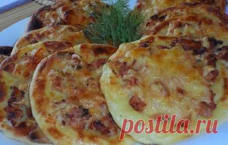 Картофельные ватрушки с курицей 

Ингредиенты:

Для картофельных ватрушек:
- пол кило картошки
- 1 яйцо
- 0.5 чайной ложки соли
- 2 столовых ложки муки
- зелень
- сыр

Для начинки:
- 250 грамм куриного фарша
- 2 луковицы
- специи
- 1 столовая ложка майонеза
- немного чеснока

Приготовление:

Фарш обжарить с луком и специями с добавлением чеснока и майонеза.Картофель сварить в подсоленной воде, воду слить, картофель размять, добавить яйцо, муку, зелень. Тесто остудить, разд...