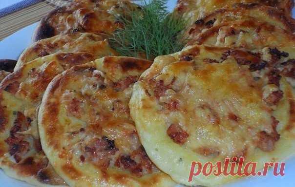 Картофельные ватрушки с курицей 

Ингредиенты:

Для картофельных ватрушек:
- пол кило картошки
- 1 яйцо
- 0.5 чайной ложки соли
- 2 столовых ложки муки
- зелень
- сыр

Для начинки:
- 250 грамм куриного фарша
- 2 луковицы
- специи
- 1 столовая ложка майонеза
- немного чеснока

Приготовление:

Фарш обжарить с луком и специями с добавлением чеснока и майонеза.Картофель сварить в подсоленной воде, воду слить, картофель размять, добавить яйцо, муку, зелень. Тесто остудить, разд...