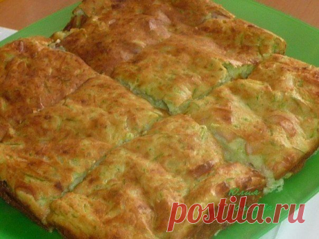Кабачковый пирог с луком и сосисками