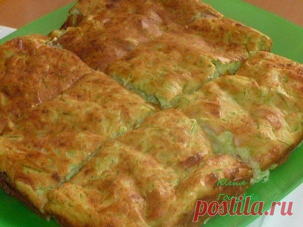Кабачковый пирог с луком и сосисками
