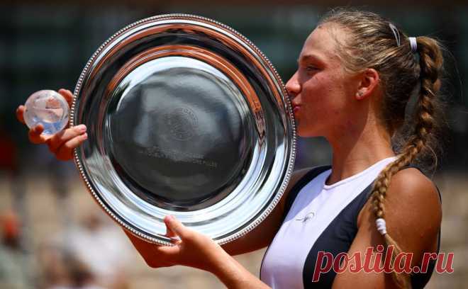 ITF признала российскую теннисистку чемпионкой мира среди юниоров. Алина Корнеева завершила сезон на первом месте в юниорском рейтинге. В 2023 году 16-летняя россиянка выиграла юниорские Australian Open, «Ролан Гаррос» и итоговый турнир, завоевала два первых трофея на профессиональном уровне