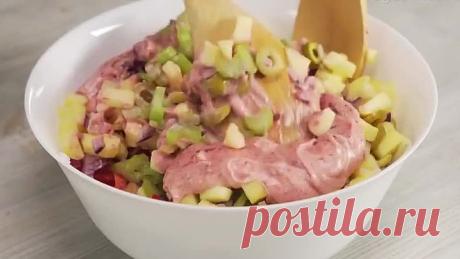 Салат с курицей и сливами