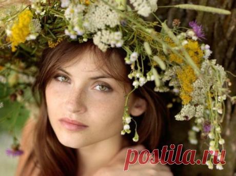 Плетёт Судьба для каждого венок
Из радости, сомнений и ошибок,
Из бесконечно - непростых дорог,
Открытий важных, грусти и улыбок.

Вплетает голубые васильки
Из нежности, добра и откровений,
И тонкие полыни стебельки
Непроходящих вечно сожалений.

Побеги в нём надежды и мечты,
И сорняки разлук и расставаний,
Цветы любви небесной красоты,
И корни горьких разочарований.