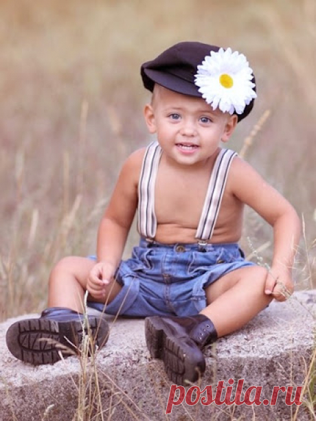 &quot;Дети! Цветы! Жизнь!&quot; – Сообщество – Google+
К бабушке в деревню отвезли на лето...
Даже не спросили, а хочу я это!!!
В первый день в колодце утопил сандалии.
Мне под зад ладошкой тут же надавали.

А потом зерно я курам всё рассыпал...
Дедушка, увидев, чуть в окно не выпал.
Чтоб меня дед с бабой снова не ругали....
Спрятался я в будке - целый день искали.

Собирал я в кепку яйца на насесте...
Их хотел, как бабка, замесить их в тесте.
Не нашёл муки и замесил в песочек...