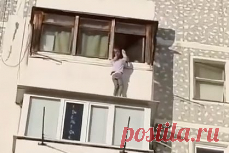 Россияне спасли повисшую на балконе девятого этажа девочку. В Кисловодске Ставропольского края жители спасли девочку, которая повисла на балконе девятого этажа. По данным KP.RU, россияне услышали душераздирающие крики. Люди собрались под окнами многоэтажки на проспекте Победы, готовые поймать ребенка. Девочка в возрасте 8-9 лет висела на подоконнике и кричала.