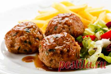 Котлеты из гречки с грибами В пост или на каждый день хороши котлеты из гречки с грибами, ведь такое блюдо сытное и питательное может быть как самостоятельным, так превосходным гарниром! В добавок это отличный вариант использовать оставшуюся кашу, а при большем количестве грибов получится еще пикантнее. Сегодня мы рассказываем о лучших рецептах. в том числе и постных для приготовления гречневых котлет с грибами.
