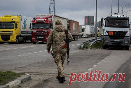 Польша начала строить на границе с РФ «невиданное по современности» заграждение. Польша начала строительство «невиданного по современности» электронного заграждения на границе с Калининградской областью России, заявил глава польского МВД Мариуш Каминьский. «Сегодня начались конкретные земляные работы, касающиеся строительства электронного заграждения на польско-российской границе», — сказал он.