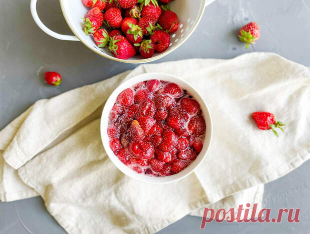 Летом конфеты и шоколадки не покупаем. Готовим разные сладости из клубники: показываю 4 рецепта - БУДЕТ ВКУСНО! - медиаплатформа МирТесен Лето – это теплые вечера на веранде, за чашкой чая и долгими разговорами. Это ароматы и вкус клубники. Это самое лучше время в году! Сегодня я собрала для вас 4 сладких рецепта с клубникой. Как раз для таких приятных вечеров! Тут есть и быстрое варенье, и пастила, и клубничные пироги. На любой