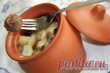 Фрикадельки в горшочках с картошкой и грибами - рецепт с фото