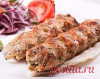 Сочный люля-кебаб из курицы — ресторанное блюдо у вас дома 


Пальчики оближешь!









 
Ингредиенты:
Куриная грудка — 2 кгЛук — 1 шт.Зелень  — 1 пучокЧеснок — 2 зубчикаСпеции по вкусуСоль по вкусу
Приготовление: 
Пропускаем куриное филе через мясорубку вм…