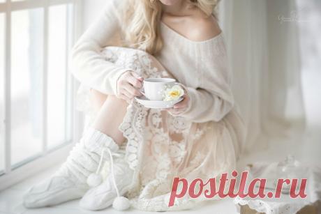 Утро запахом кофе по комнате
мягкой дымкой тревожит сон
и стираются тихо условности
оставляя рассвет на потом
нежность трогая тонкими пальцами
заплутала в изгибах души
будит кровь откровенными танцами
поднимая до самых вершин
и лишь запахом кофе по комнате
утро дымкой укроет тебя
приласкает без лишней скромности
где то в самой душе ноября
© Copyright: Дымка Граффская