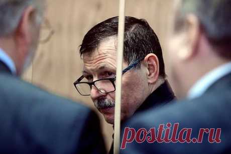 Адвокат оценил заявления ФСБ о связи Барсукова с убийством вице-губернатора. Адвокат Сергей Афанасьев, представляющий интересы лидера Тамбовской организованной преступной группировки (ОПГ) Владимира Барсукова (Кумарина), назвал неожиданным заявление ФСБ о причастности его клиента к убийству вице-губернатора Санкт-Петербурга Михаила Маневича, совершенное в 1997 году.