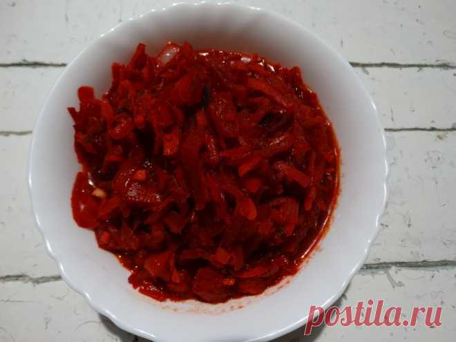 Рецепт моей заправки для вкусного борща – готовлю её как на завтра, так и под закатку на зиму - Пир во время езды Для меня борщ всегда бал сложным блюдом. И все из-за того, что на его приготовление уходит уйму времени. Думаю, я не одна такая, и потому, мудрый народ придумал весь процесс разделить на этапы. Первый, и самый главный, от которой зависит вкус борща, – приготовление заправки. И тут скажу честно, единого мнения нет. Кто-то готовит полностью […]