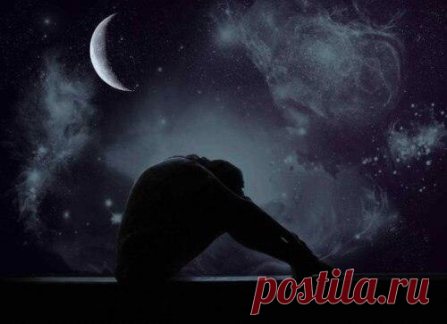 Сергей Есенин

Какая ночь! Я не могу.
Не спится мне. Такая лунность.
Еще как будто берегу
В душе утраченную юность.

Подруга охладевших лет,
Не называй игру любовью,
Пусть лучше этот лунный свет
Ко мне струится к изголовью.

Пусть искаженные черты
Он обрисовывает смело, -
Ведь разлюбить не сможешь ты,
Как полюбить ты не сумела.

Любить лишь можно только раз,
Вот оттого ты мне чужая,
Что липы тщетно манят нас,
В сугробы ноги погружая.

Ведь знаю я и знаешь ты,
Что в этот от...