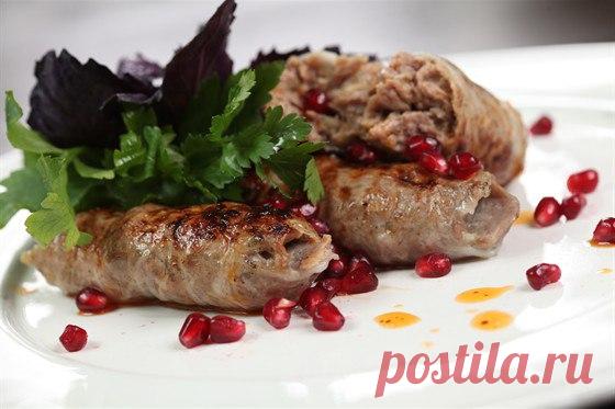 Абхазура — вкуснейшее блюдо грузинской кухни 
Абхазура — вкуснейшее блюдо грузинской кухни как в горячем, так и в холодном виде. Вкус абхазуры очень зависит от качества мяса, поэтому оно должно быть свежим и качественным. 
Ингредиенты 
500 г говядины, 
500 г свинины, 
200-300 г репчатого красного лука, 
2 зубчика чеснока, 
1 пучок зелени чабера (можно заменить на сухой чабер (12-14 г)), 
50-60 г барбариса, 
красный перец и соль — по вкусу, 
500-600 г жировой сетки. 
Подгот...