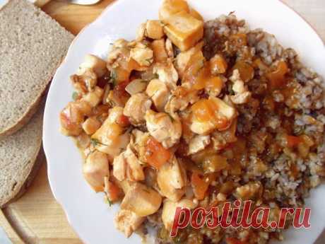 Курица в соусе с гречкой 

Рецепт приготовления вкусной курицы в соусе с гречкой.