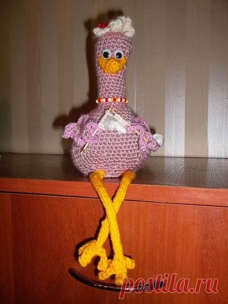 Работа Ирины Нестреляевой. Курочка. Вязание, крючок. Начинала с головы. На шейке расширяла на свое усмотрение, набила синтепоном, пришила донышко, ножки, крылышки, хвостик, носик. Спицы из зубочисток. Придумала сама, поэтому ссылки на мастер класс нет.
