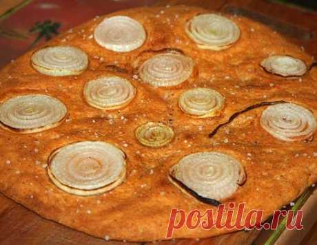Лепёшка с луком, паприкой и морской солью