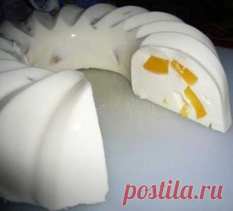 Ленивый кекс с персиками
Ингредиенты:
25г желатина
2 пачки творога
1 банка сгущенки
Консервированные или свежие персики (можно взять любимые любые любимые фрукты,