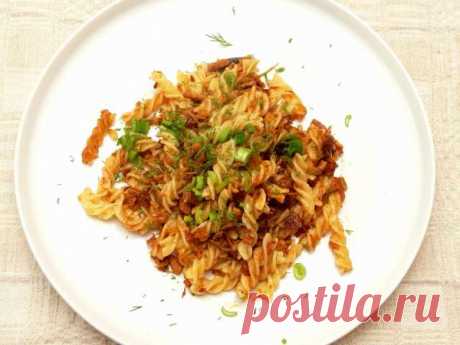 Макароны с тушенкой.
Быстрый рецепт сытных макарон с ароматной свиной тушенкой, репчатым луком и кетчупом.