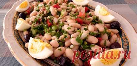 Салаты с белой фасолью — вкусные и простые рецепты 

Салаты из белой фасоли очень вкусные и содержат много питательных  и полезных веществ. Готовят из белой фасоли горячие блюда и салаты. Рассмотрим несколько интересных рецептов.
Салат с белой фасолью…