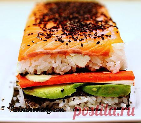 Суши-кейк с семгой, авокадо и крабовыми палочками.