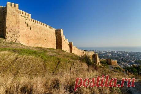 Любопытные факты о старейшем российском городе Дербент (8 фото) Один из самых необычных русских городов почти не имеет этнического русского населения. У Дербента, однако, есть самая старая крепость и мечеть страны, и