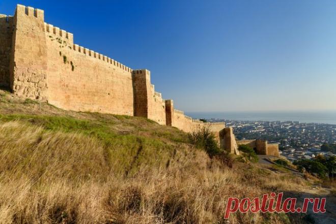 Любопытные факты о старейшем российском городе Дербент (8 фото) Один из самых необычных русских городов почти не имеет этнического русского населения. У Дербента, однако, есть самая старая крепость и мечеть страны, и