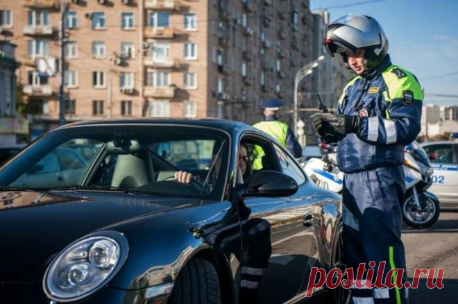 Что нужно знать о требовании полицейского предоставить ему транспортное средство Каждый хотя бы раз видел в голливудском кино, как лихо и нагло полицейские «реквизируют» у простых граждан их транспортные средства для того, чтобы догнать злодейского-злодея. Действительно ли полицей...