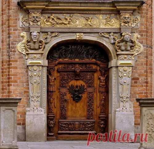 Можно сделать очень сильный амулет на входную дверь. 
Для этого нужно в кусочек ткани положить скорлупу пасхального 
яйца,три щепотки соли и монетку.Завязать все это как котомку,в старину это называлось потайнок или дверная ладанка. 
Начитайте на нее следующий наговор: