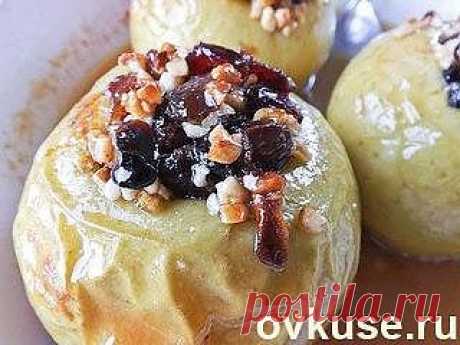 Запеченные яблоки с орехами, медом и сухофруктами - Простые рецепты Овкусе.ру