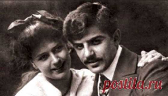 Ռ ՍԵՎԱԿ
Դուն Հրաշքն ես,դուն Երազն ես,դուն Սերն ես
Տարաշխարհի չքնաղ ծաղիկն ես աղվոր
Միսթիքական խնկումներով թունավոր
Դուն մսեղեն խենթեցընող տաճարն ես.
Դուն Հրաշքն ես, դուն Երազն ես, դուն Սերն ես
Սեւ մազերովդ սիրե՛զիս,գգվե զիս
Անոնց խորհուրդը պատմե ինձ առանձին
Որովհետեւ անոնք հոգիս կապեցին
Իրենց ցանցին մեջ կապտեցին իմ հոգիս
Սեւ մազերովըդ սիրեզիս,գըգվե՛զիս
Թաց աչքերդ վըրաս հառե տրտմապես
Անոնց թույնը ներարկե ինձ մեղմորեն
Որովհետեւ քու աչքերըդ աղվոր են
Խորհրդավոր անտառներուն շուքին պես.