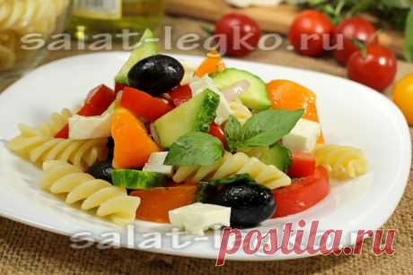 Греческий салат с сыром фета и макаронами