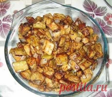 БАКЛАЖАНЫ - ВКУС ГРИБОВ **Баклажаны 3-4шт -ломтики в 2см. Яйца 2-3шт -взбей до легкой пены, и введи в миску к баклажанам, не соли !!! *Под крышку -чтобы не темнели, и держи 1час, перемешивая каждые 10мин. В итоге:  баклажаны впитают яйца без остатка. *Обжарь слегка, затем добавь лук 2шт-кубик, и жарь до готовности. *В конце жарки -посыпка: изм/грибной кубик, и перемешай. *Гарнир: картофель или рис, украсив зеленью.