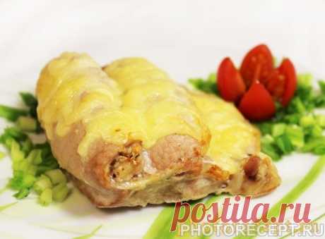 Антрекот, запеченный с орехами и помидорами.