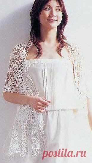 Ажурный палантин с цветочными мотивами крючком.