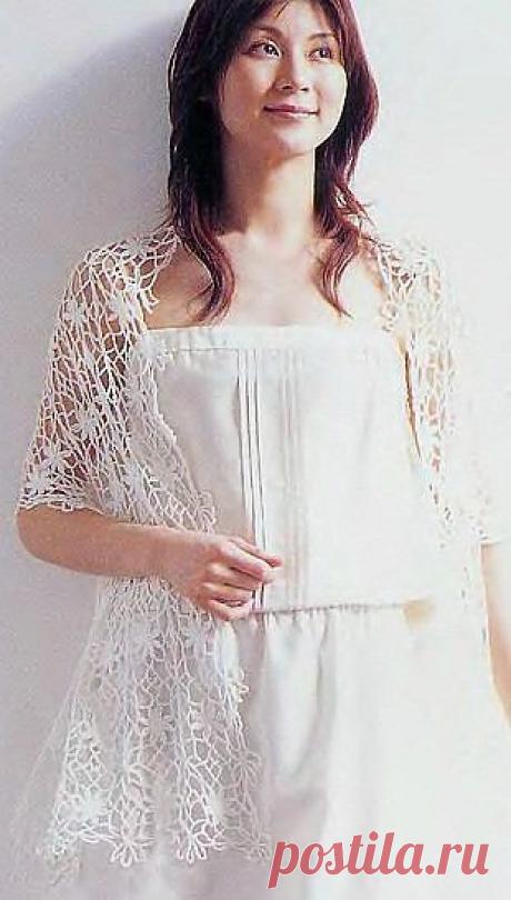 Ажурный палантин с цветочными мотивами крючком.